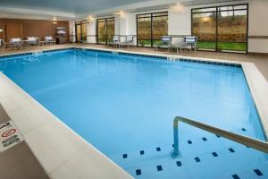 巴尔的摩巴尔的摩/伍德朗汉普顿酒店及套房的蓝色海水大型室内游泳池