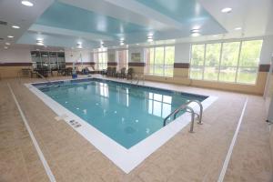 Owego奥韦戈奥韦戈旅馆的大房间的一个大型游泳池