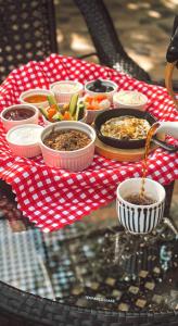 阿尔莎法萨迪姆别墅的一张桌子,上面有食物,放在红色和白色的桌布上