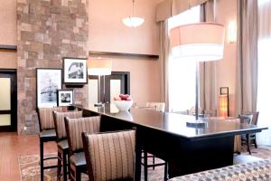 佩勒姆伯明翰佩勒姆I-65汉普顿酒店的用餐室设有长长的带椅子的酒吧