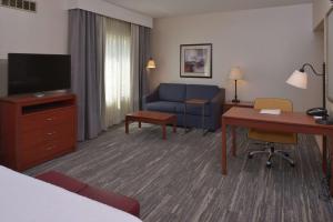 贝克斯菲尔德贝克斯菲尔德机场北汉普顿套房酒店的酒店客房配有一张床、一张书桌和一台电视。