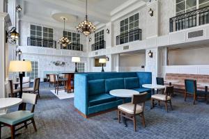 胡佛伯明翰胡佛广场汉普顿套房酒店的大堂设有蓝色的沙发和桌椅