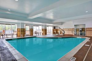 胡佛伯明翰胡佛广场汉普顿套房酒店的大楼内一个蓝色的大型游泳池