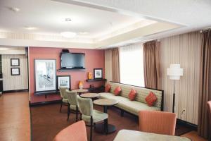 布卢明顿汉普顿布卢明顿西酒店的酒店客房配有沙发和桌椅