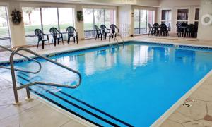 布卢明顿汉普顿布卢明顿西酒店的一个带桌椅的大型游泳池
