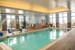 Blairsville布莱尔斯维尔希尔顿恒庭旅馆&套房酒店的大楼内一个蓝色的大型游泳池