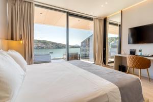 萨兰达Yacht Premium Hotel的一间卧室配有一张大床,享有水景