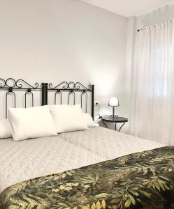 阿兰赫El Balcón de Alange的白色卧室配有一张带白色枕头的大床