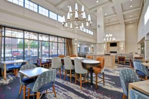 皮博迪Homewood Suites Boston Peabody的一间带桌椅和吊灯的用餐室