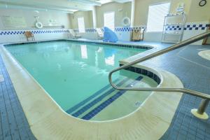 巴达维亚巴达维亚汉普顿旅馆的蓝色海水大型游泳池