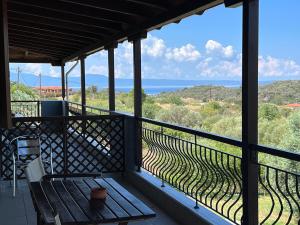 阿莫利亚尼岛Athos Bay Villa的阳台设有长凳,享有海景。