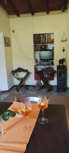 雷杰洛La Casa del Nonno - Tiny House的客厅桌子上放着两杯酒
