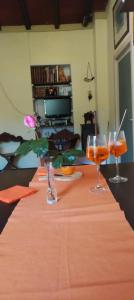 雷杰洛La Casa del Nonno - Tiny House的桌子上摆放着两杯酒杯的桌子