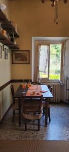 雷杰洛La Casa del Nonno - Tiny House的一间带桌椅和窗户的用餐室