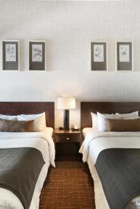 班夫班夫酒店的酒店客房,设有两张床和一盏灯