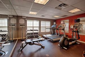内普顿市内普丘思盖特威中心原住客栈的一间健身房,里面设有两个跑步机和椭圆机