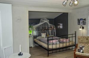 Bieber`s Gästezimmer的一间卧室配有一张带天蓬的床