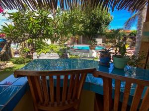 棕榈滩Casalina Garden 2 blocks to Palm Beach & Kitesurfing school的一张桌子,上面有蓝色的桌布和一些植物