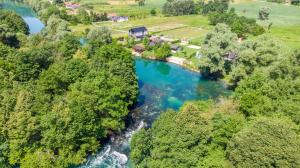 比哈奇Villa UNA LUX的享有蓝色河流的空中景致
