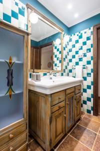 贝梅奥SARREN VILLA POOL by Urdaibai Rentals的一间带水槽和镜子的浴室
