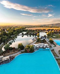 什图罗沃Apartments ZARA的享有度假村的空中景致,设有大型游泳池