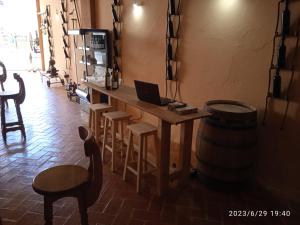 因凡特斯新镇Señorio de Quevedo的一间酒吧,桌上放有笔记本电脑