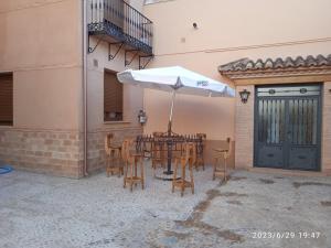 因凡特斯新镇Señorio de Quevedo的庭院配有带遮阳伞和椅子的桌子