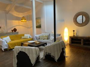 巴黎Artist's Home - Villa & Private Courtyard - 200m2的客厅配有黄色的沙发和桌子