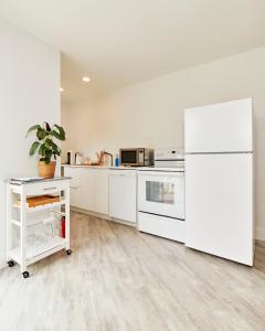 蒙托克The Sunset Montauk的厨房配有白色家电和白色冰箱