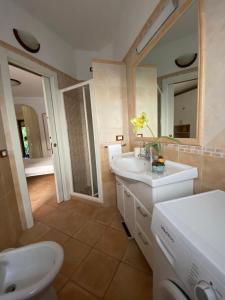 伊斯基亚Casa dei Nonni的一间带水槽、卫生间和镜子的浴室