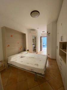 伊斯基亚Casa dei Nonni的卧室中间设有一张床