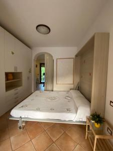 伊斯基亚Casa dei Nonni的一间卧室,卧室内配有一张大床