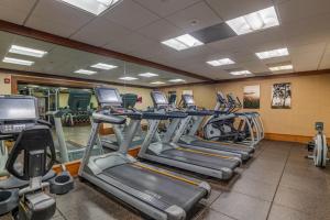拉海纳The Whaler Resort的健身房,配有各种跑步机和机器