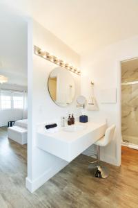蒙托克The Sunset Montauk的白色的浴室设有水槽和镜子