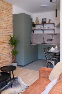 布达佩斯Cityscape Apartment ~ AC/Indoor parking/Balcony的厨房以及带蓝色橱柜的客厅。