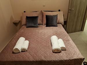 阿彻奇洛斯Déjà Blue的一张大床,配有毛巾和枕头