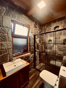 PazarAXÂRA VİLLA SUİT的石质浴室设有水槽和窗户