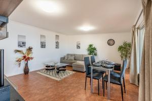 丰沙尔Villa das Furnas的客厅配有桌子和沙发