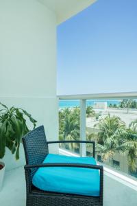 好莱坞Modern 1 BDR Oceanview with direct beach access!的海滩景阳台的椅子