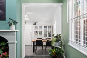 布里斯班Amelia Terrace - House in Brisbane City Central的一间带桌椅的用餐室