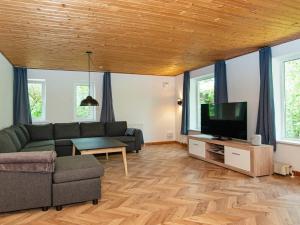 罗莫柯克比Holiday home Rømø XVII的带沙发和平面电视的客厅
