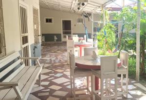 拉塞瓦hotel trinidad的一个带桌椅的庭院