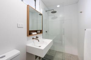 马奇Aden Hotel Mudgee的白色的浴室设有水槽和淋浴。