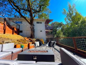 ForestvillePrivate Wine Country-River Bungalow! Sunny Treetop Views - Pets Stay Free的庭院设有两把椅子和一个火坑