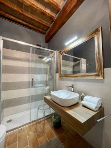 圣奎里科-多尔恰Locanda In Piazzetta - Casa in Centro Storico的一间带水槽、淋浴和镜子的浴室