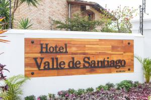 圣克里斯托瓦尔Valle de Santiago Hotel Boutique的瓦勒桑塔阿纳酒店标志
