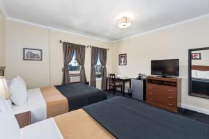 洛杉矶好莱坞历史酒店的酒店客房设有两张床和一台平面电视。