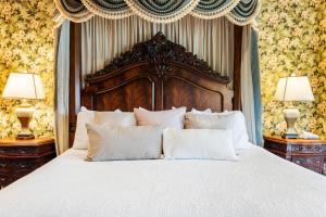 乔治湖厄尔罗韦斯特宾馆的卧室配有带白色枕头的大床