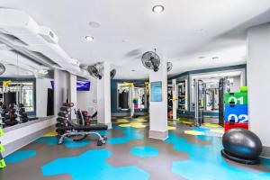 亚特兰大Luxury Buckhead Apartment的一间设有蓝色和灰色地板及健身器材的健身房