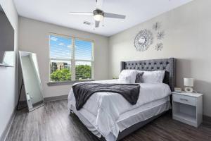 亚特兰大Luxury Buckhead Apartment的一间卧室设有一张大床和一个窗户。